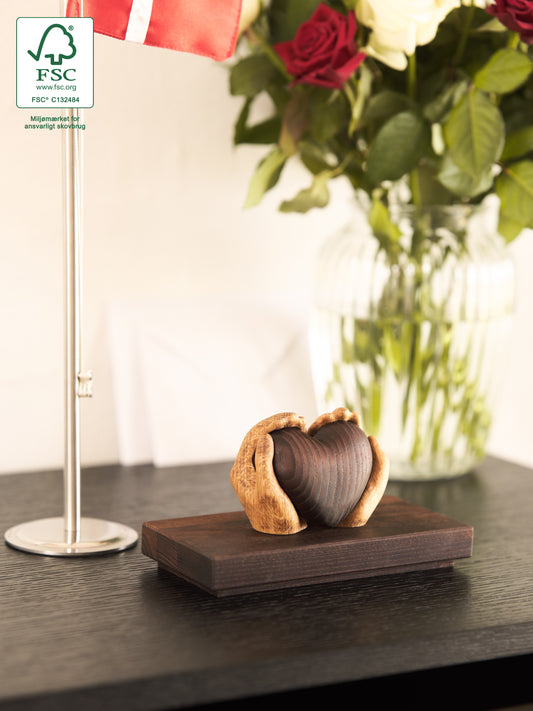 Maya Soele® CARE – en dimissionsgave til psykomotorisk terapeuten, smukt placeret på en hylde i hjemmet.