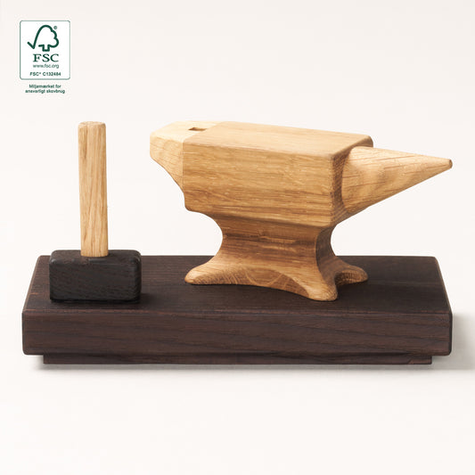 Maya Soele® METAL – elegant figur i FSC®-certificeret træ, designet til at hylde klejnsmedens præcision og håndværk.