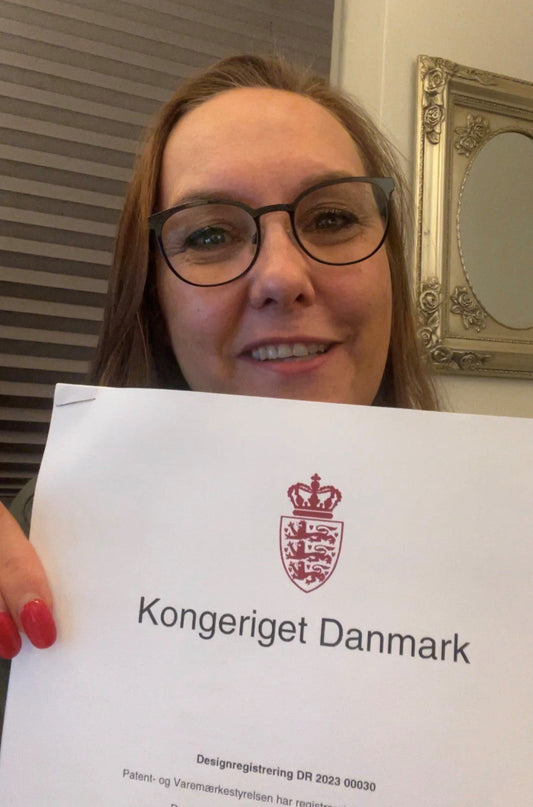 Officielt brev fra Kongeriget Danmark med designpatent til Maya Soele®