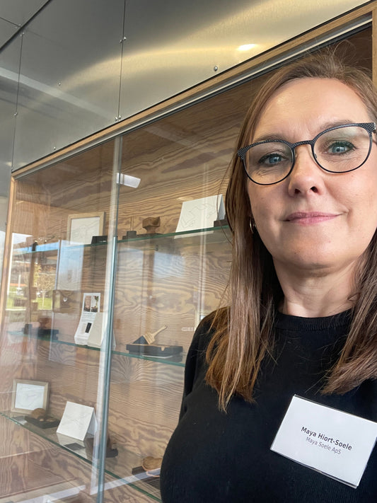 Maya Soele® figurer og lykønskningskort udstillet på SOSU skolen i Aarhus