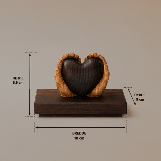 Maya Soele® Fars Dag – Mål og dimensioner på træfiguren: 18 cm bred, 9 cm dyb, 6,9 cm høj
